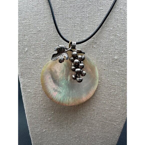 Beautiful Mother Of Pearl and Sterling Silver Pendant Necklace - Picture 2 of 6